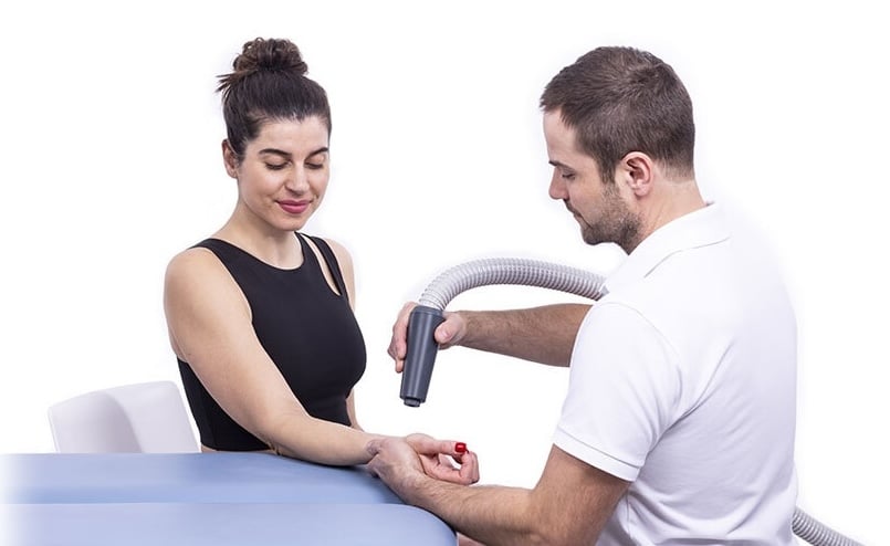 Le BTL Cryothérapie combine des techniques dynamiques conventionnelles et une application mains libres. Il offre des températures très basses (jusqu’à –35 °C) pour réduire l’inflammation, soulager la douleur et détendre les muscles, avec ou sans compression, selon l’application.